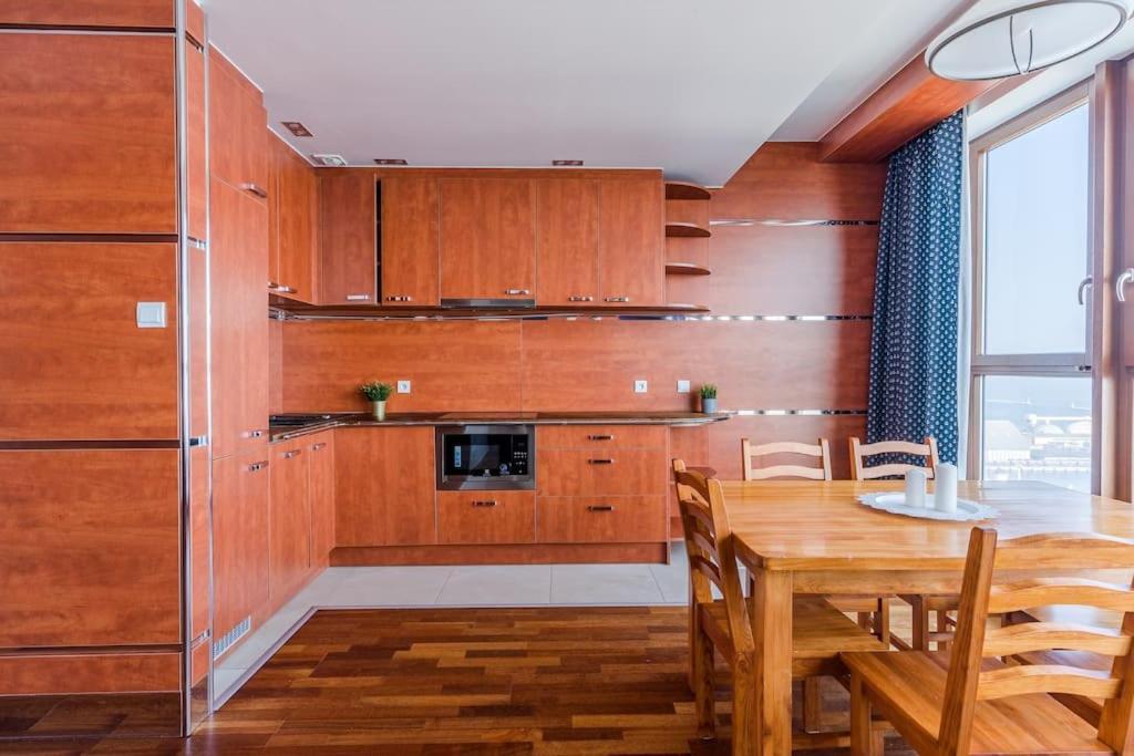 Golden Apartments An Hryniewickiego 6A กดิเนีย ภายนอก รูปภาพ